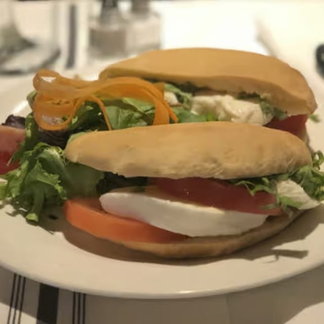 Panino Caprese.